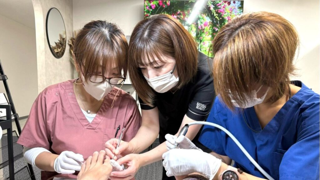 ドクターネイル爪革命 大阪本店にてフットケアを行う写真
